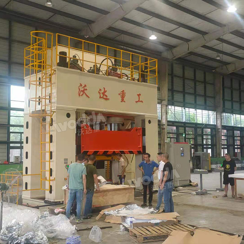 2500噸SMC整體衛(wèi)浴液壓機現場