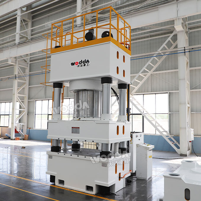 1600噸四柱液壓機(jī) 1600噸四柱液壓機(jī)