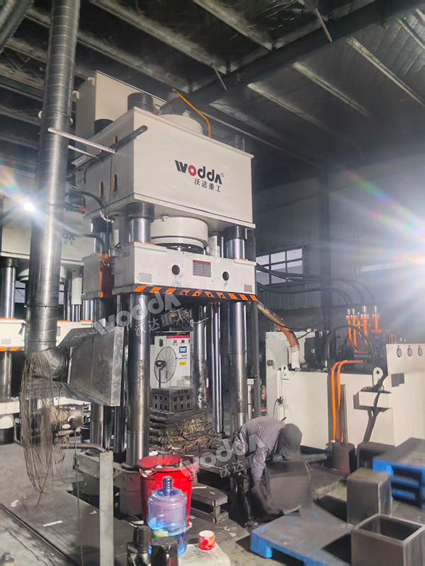 500噸石墨匣缽液壓機現(xiàn)場.jpg 500噸石墨匣缽液壓機現(xiàn)場.jpg