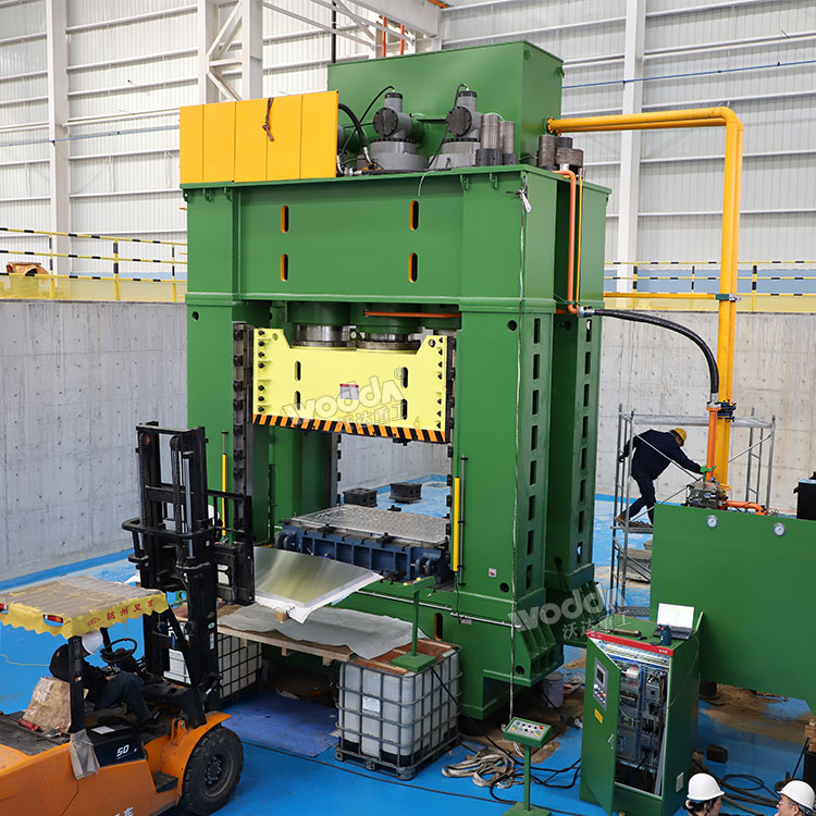 3000噸框架式液壓機(jī)試機(jī).jpg 3000噸框架式液壓機(jī)試機(jī).jpg