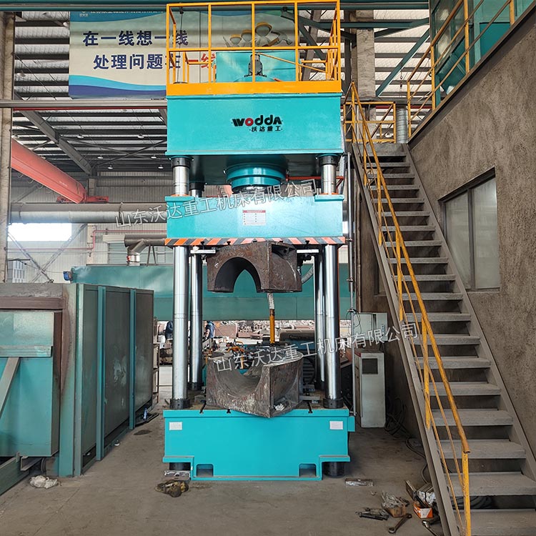 630噸熱壓彎頭成型液壓機現(xiàn)場.jpg 630噸熱壓彎頭成型液壓機現(xiàn)場.jpg