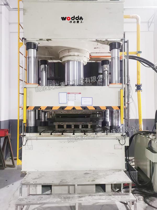 500噸四柱液壓機(jī)現(xiàn)場 500噸四柱液壓機(jī)現(xiàn)場